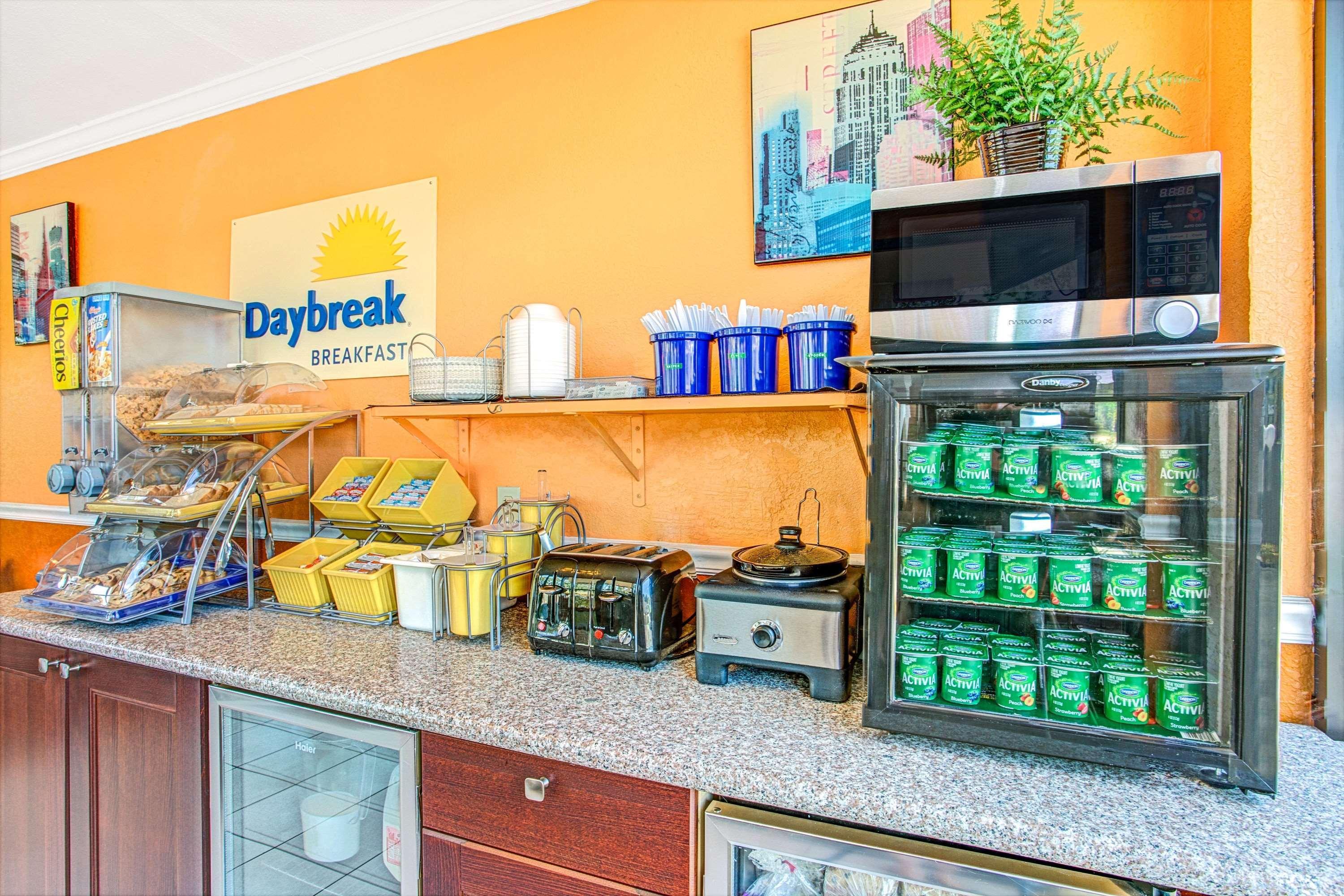 Days Inn By Wyndham St. Petersburg Central Zewnętrze zdjęcie