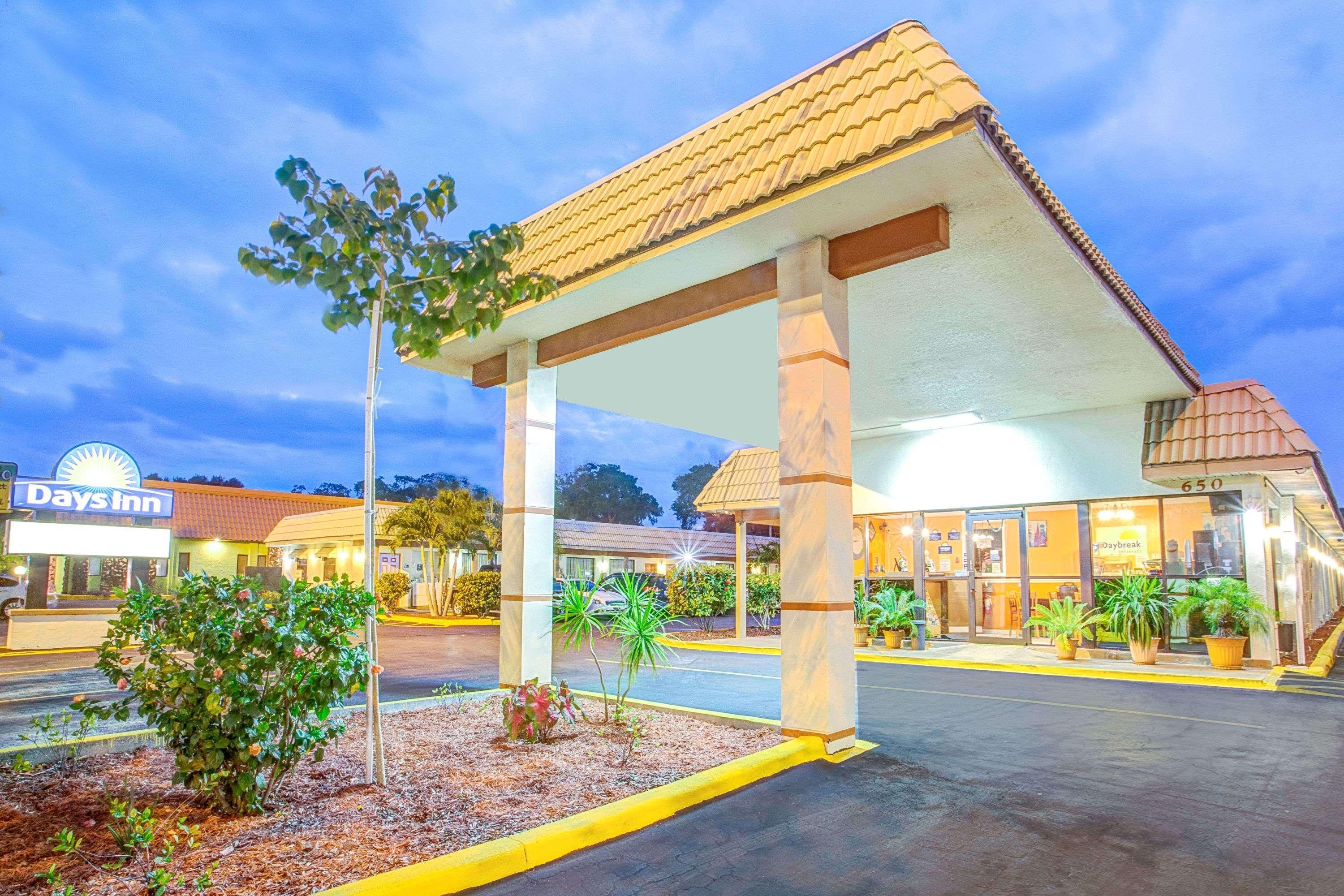 Days Inn By Wyndham St. Petersburg Central Zewnętrze zdjęcie