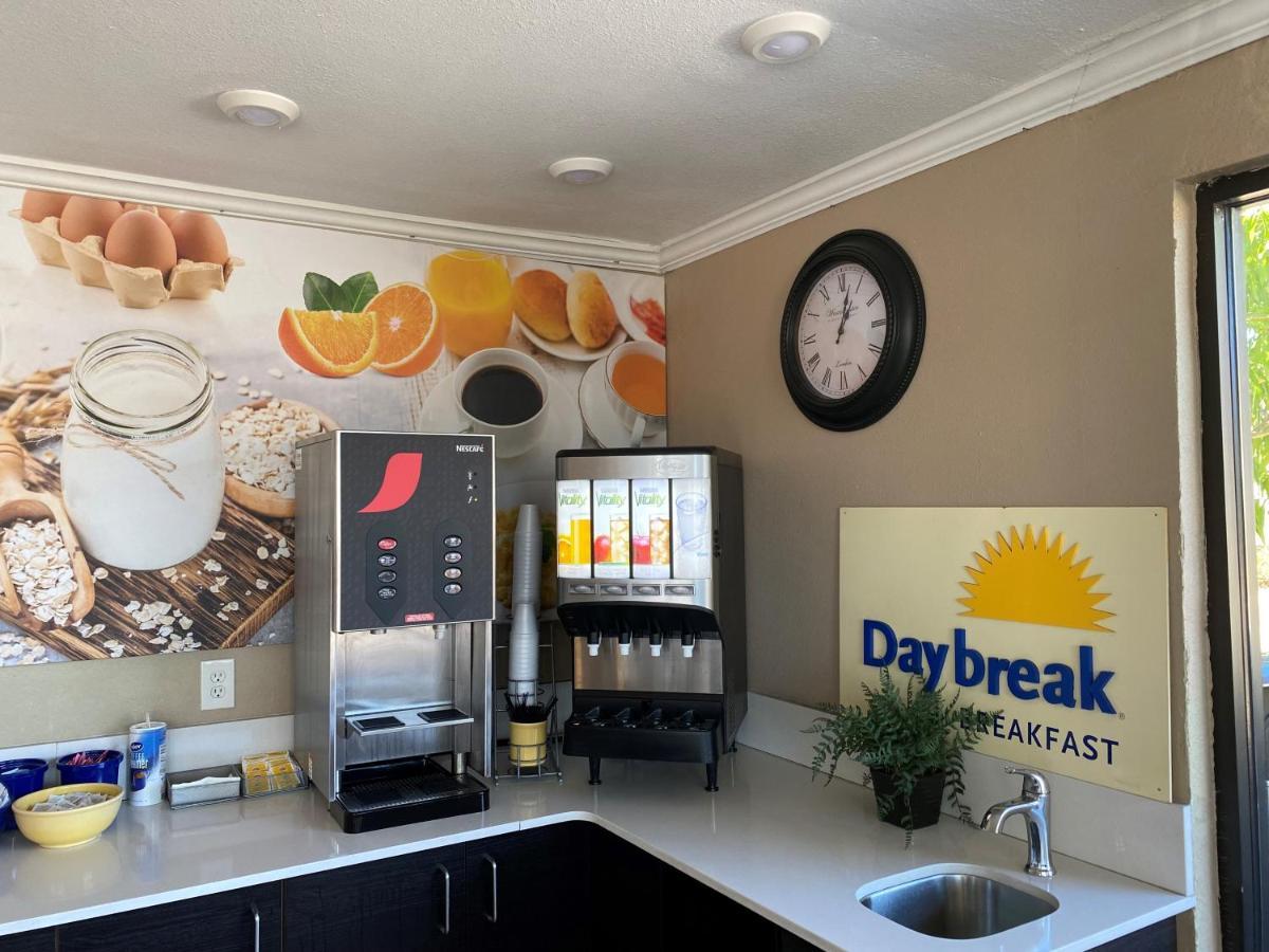 Days Inn By Wyndham St. Petersburg Central Zewnętrze zdjęcie