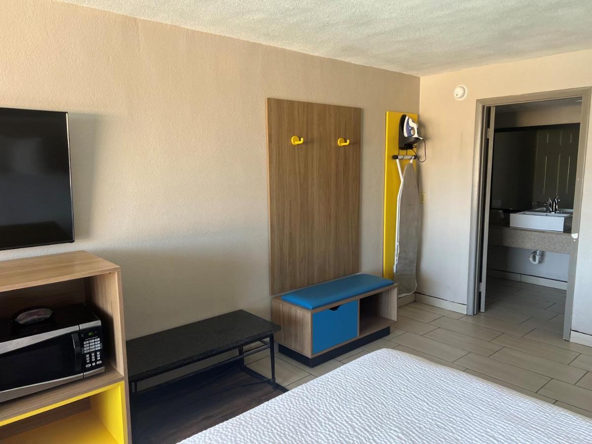 Days Inn By Wyndham St. Petersburg Central Zewnętrze zdjęcie