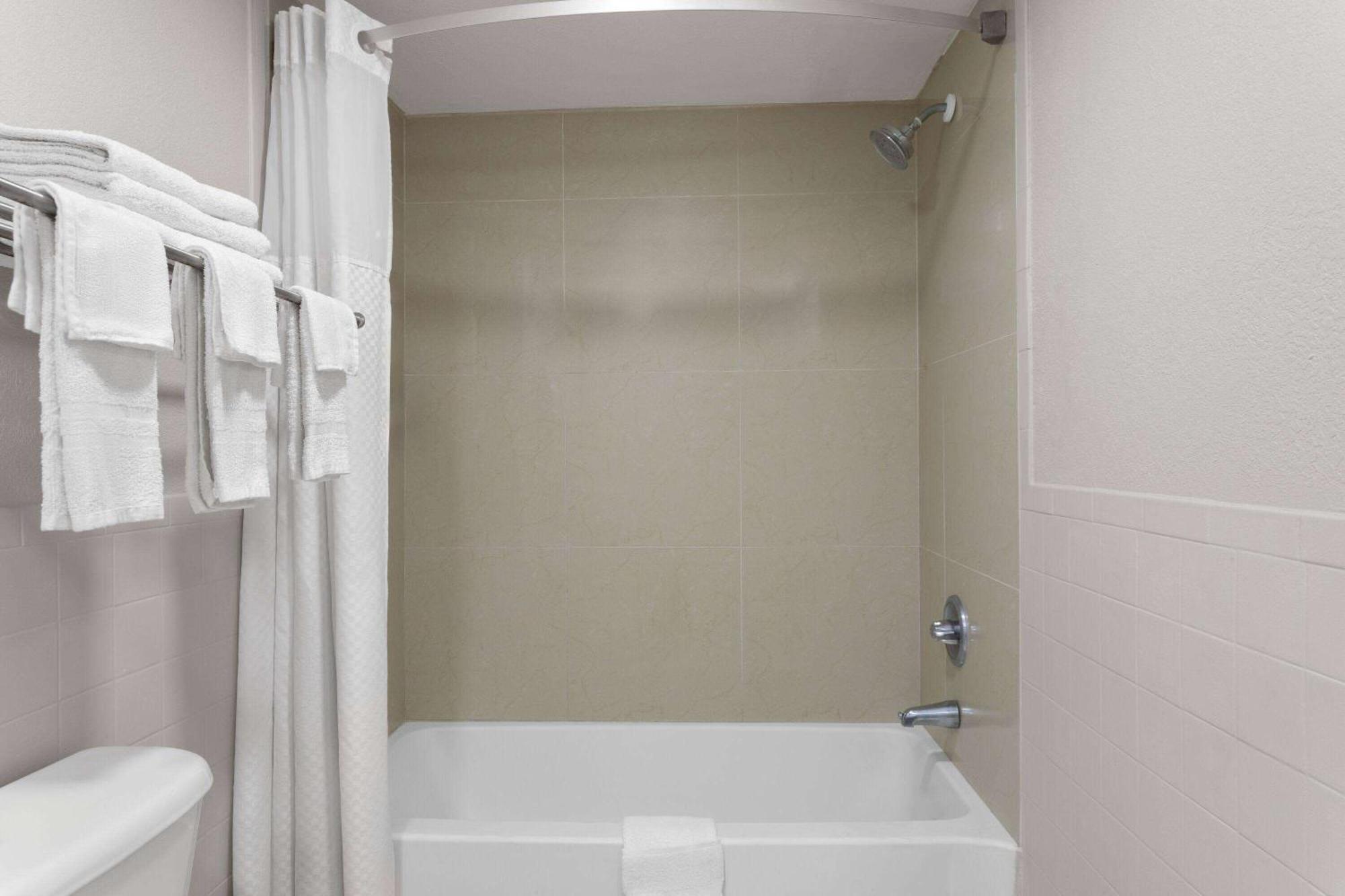 Days Inn By Wyndham St. Petersburg Central Zewnętrze zdjęcie