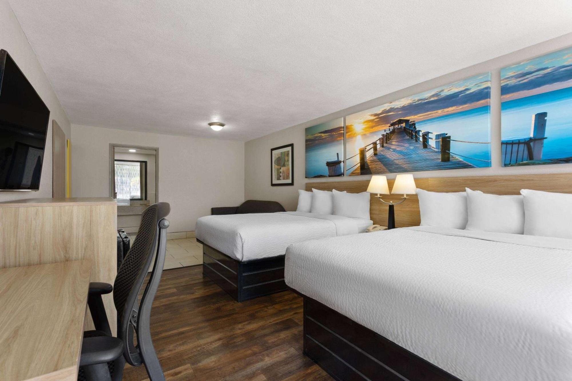 Days Inn By Wyndham St. Petersburg Central Zewnętrze zdjęcie