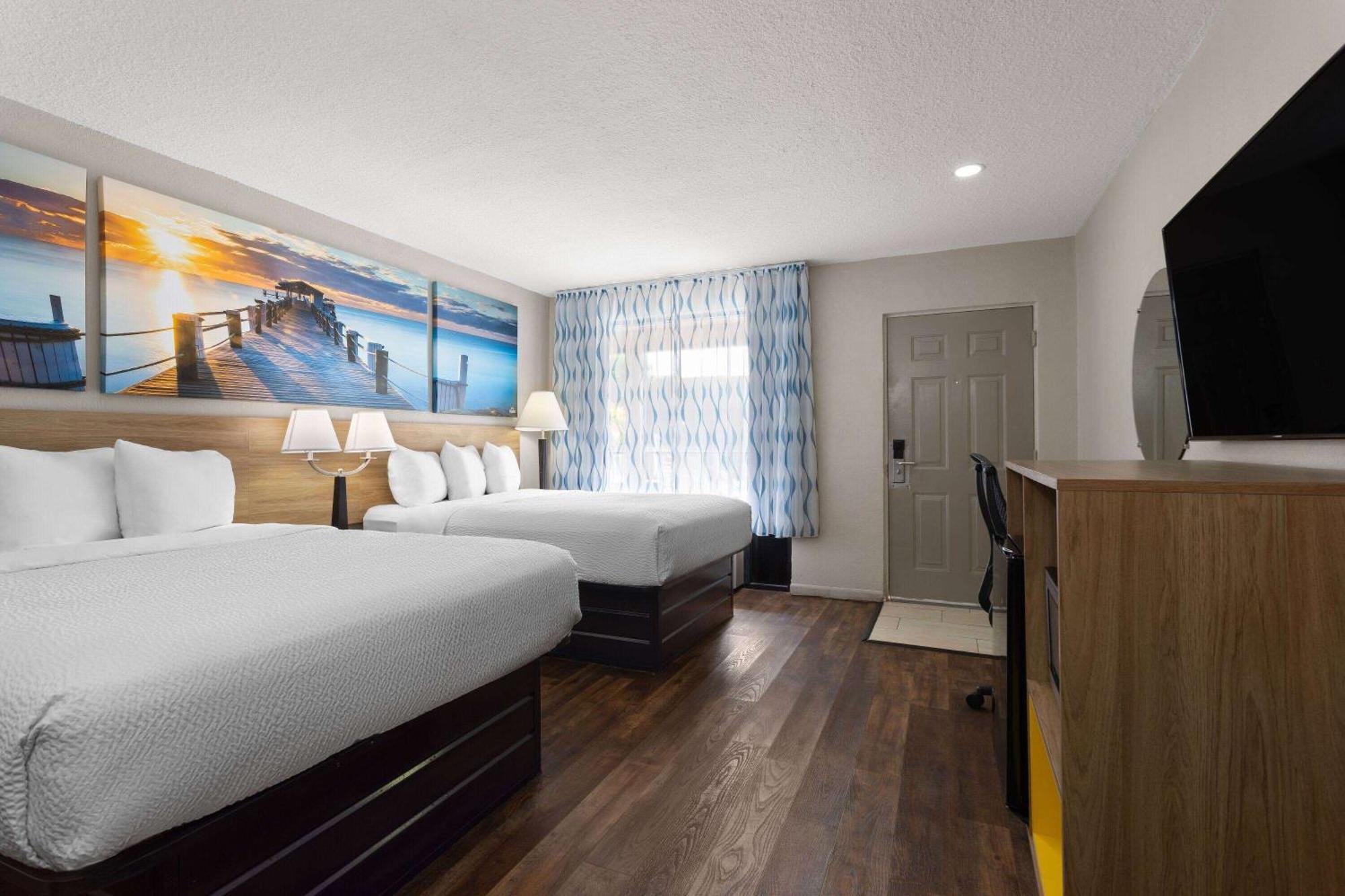 Days Inn By Wyndham St. Petersburg Central Zewnętrze zdjęcie