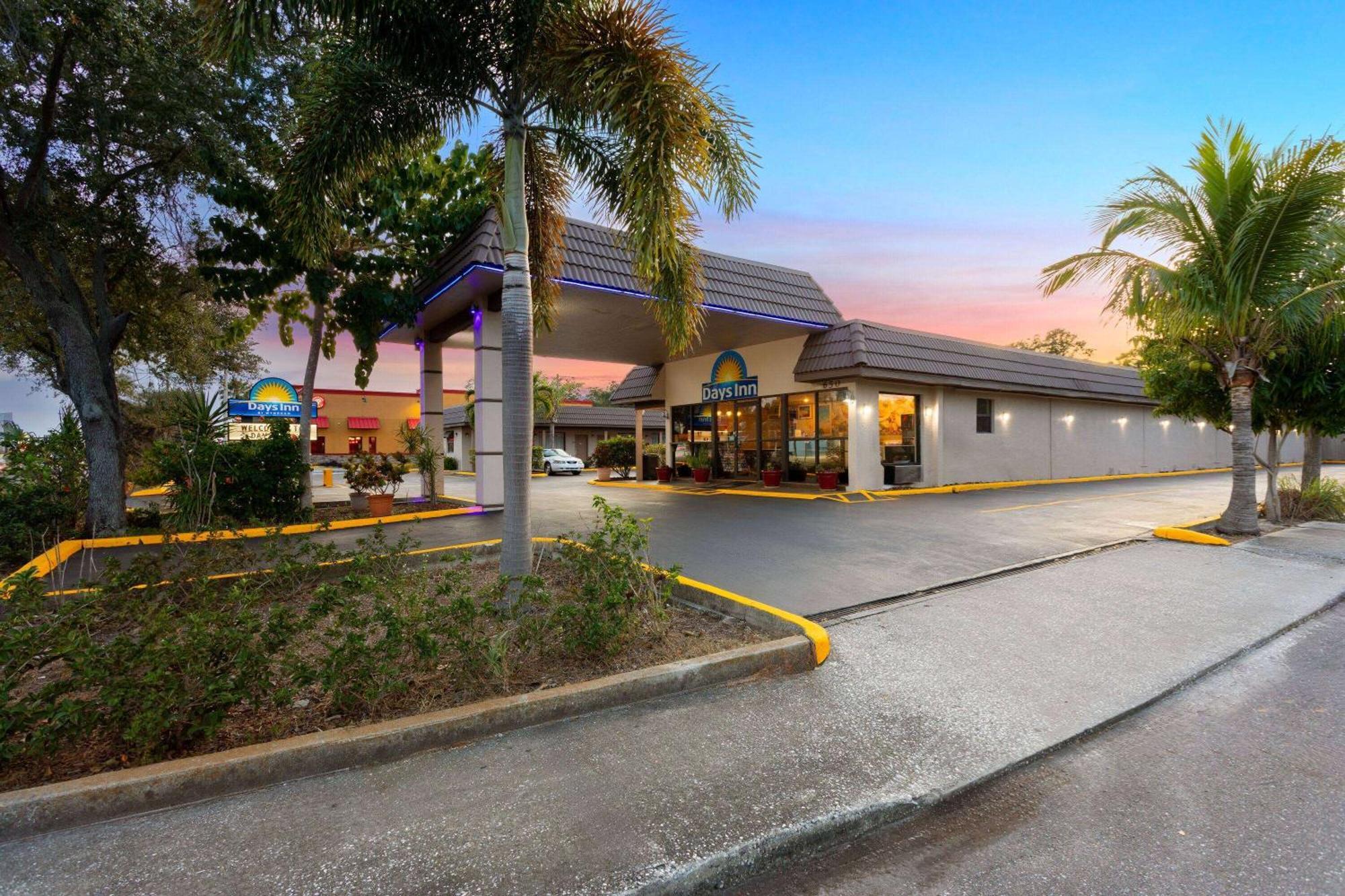 Days Inn By Wyndham St. Petersburg Central Zewnętrze zdjęcie