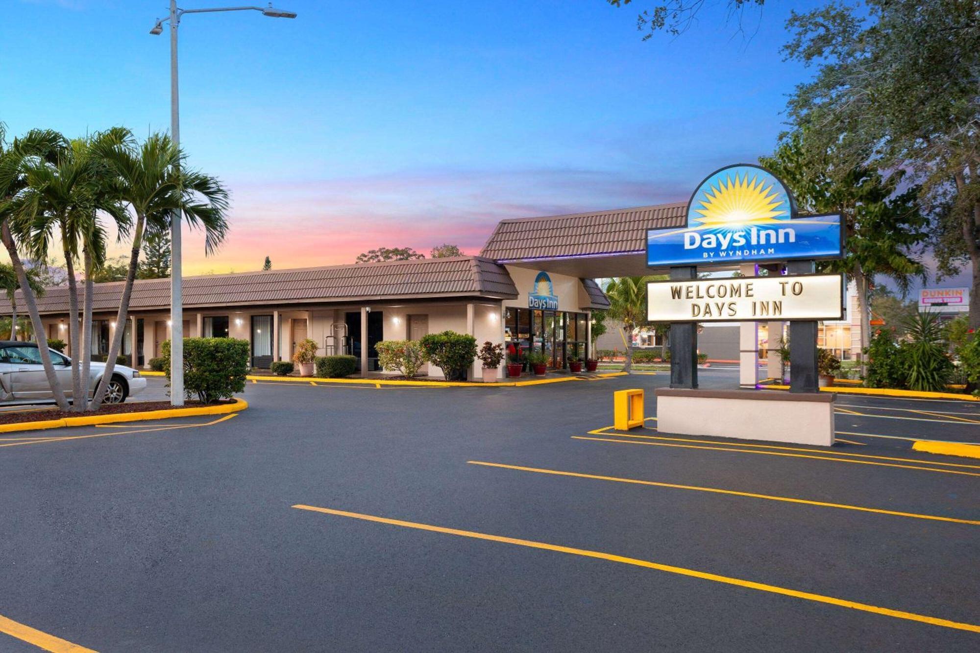Days Inn By Wyndham St. Petersburg Central Zewnętrze zdjęcie